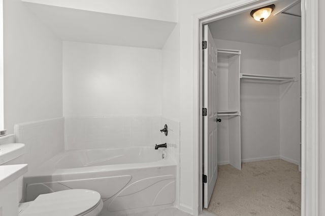 full bath with a spacious closet, toilet, baseboards, and a bath