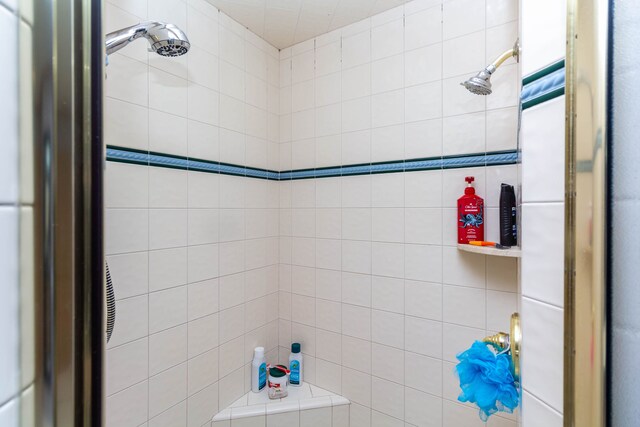 1405 S Sashabaw Rd, Ortonville, MI 48462 - full bathroom featuring tiled shower