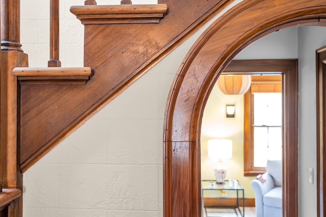 1515 W Franklin St, Jackson, MI 49203 - room details with arched walkways