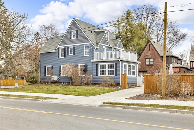 1515 W Franklin St, Jackson, MI 49203 - view of front of home featuring driveway, fence, and a front lawn