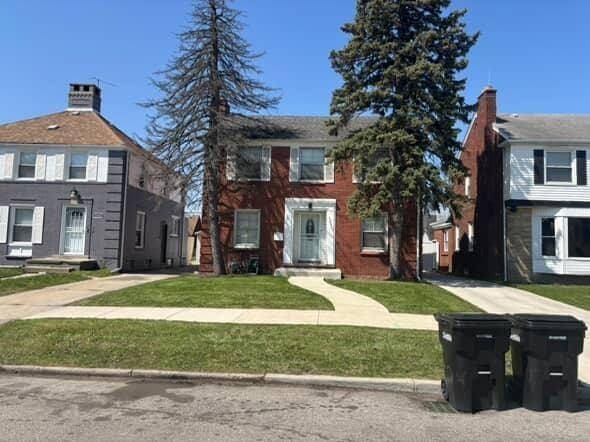 view of front of property with a front yard