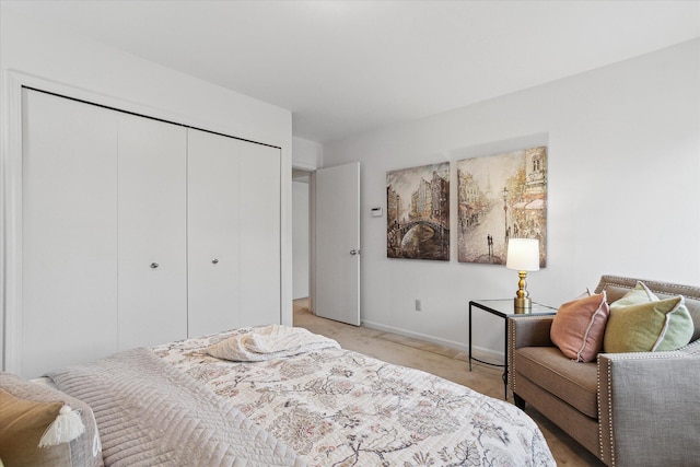 bedroom featuring baseboards and a closet
