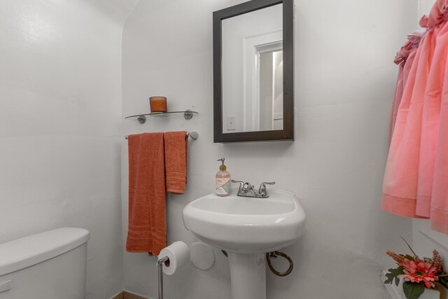 8735 Marygrove Dr, Detroit, MI 48221 - half bath with toilet