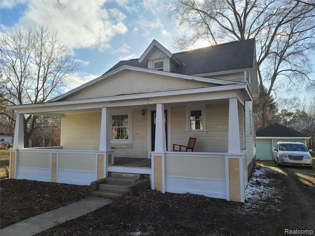3685 Main St, Akron, MI 48701 - bungalow featuring a porch