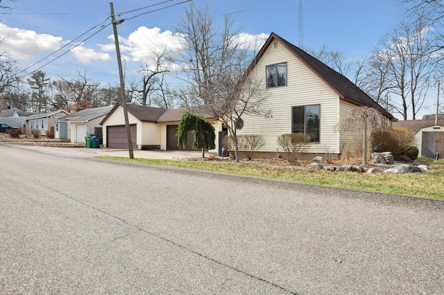 view of front facade featuring driveway and a garage
