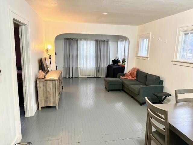 1024 Madison St, Muskegon, MI 49442 - living area featuring arched walkways and wood finished floors