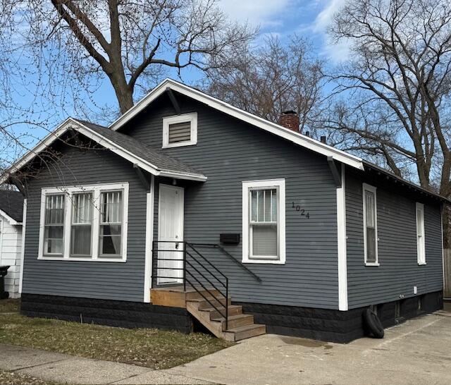 1024 Madison St, Muskegon, MI 49442 - view of front of property featuring a chimney