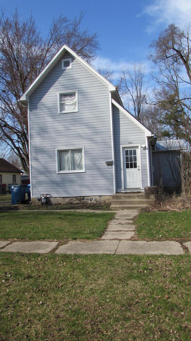 view of front of property featuring a front lawn