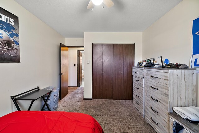 bedroom featuring a closet, carpet floors, ceiling fan, and a textured ceiling