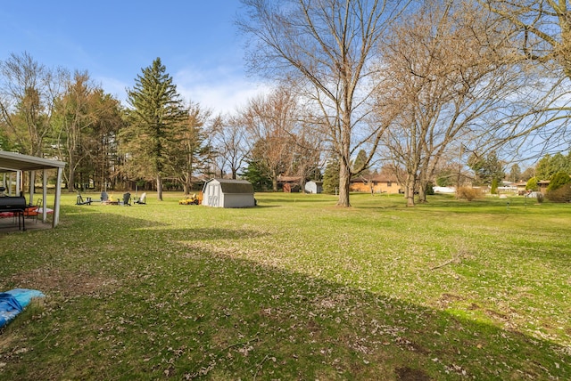 view of yard featuring an outdoor structure and a storage shed