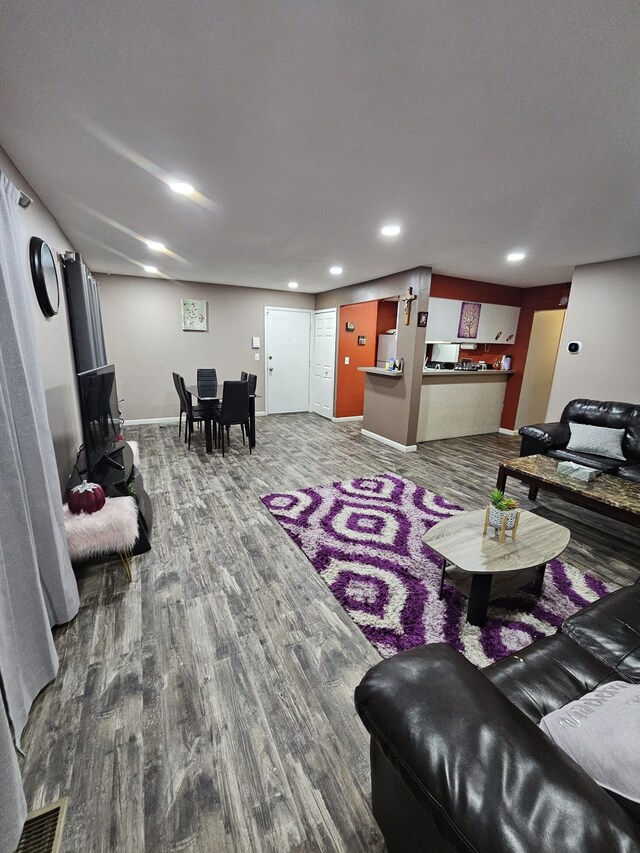 13940 Camelot Dr Unit 79, Sterling Heights, MI 48312 - living room featuring recessed lighting, visible vents, baseboards, and wood finished floors