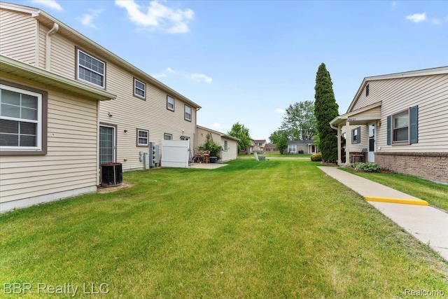 20109 Cumberland, Brownstown, MI 48183 - view of grassy yard featuring a residential view