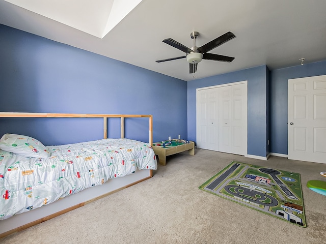 carpeted bedroom featuring a ceiling fan, baseboards, and a closet