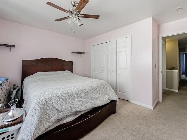bedroom featuring carpet floors, baseboards, ceiling fan, and a closet