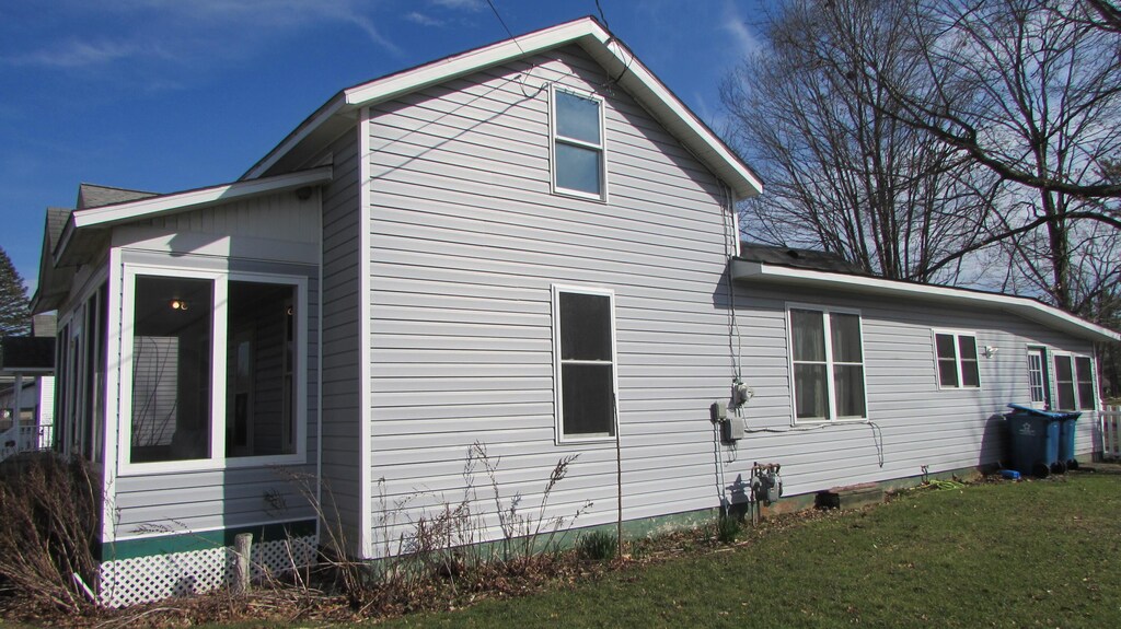 185 Henry St, Coldwater, MI 49036 - view of side of home featuring a yard