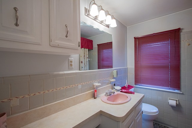 full bathroom featuring tile walls, toilet, vanity, and a shower with curtain