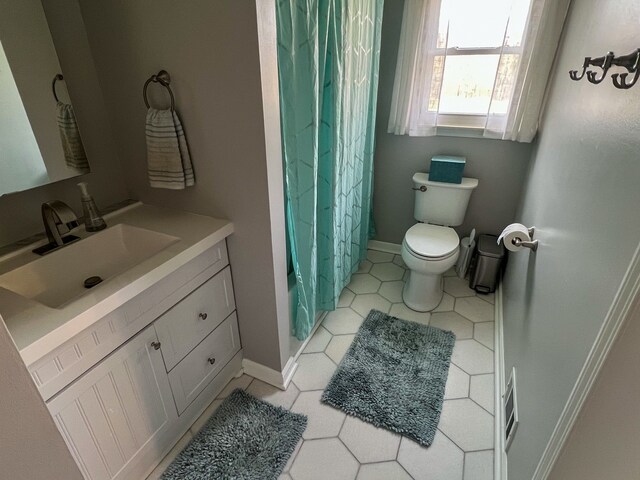 6201 E Holly Rd, Holly, MI 48442 - full bath featuring tile patterned floors, toilet, vanity, shower / bathtub combination with curtain, and baseboards