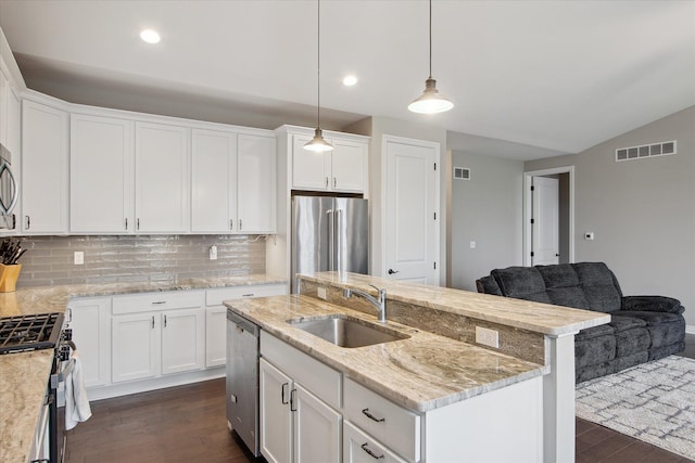 30909 Asbury Hill Ct, New Hudson, MI 48165 - kitchen with an island with sink, a sink, stainless steel appliances, visible vents, and dark wood-type flooring