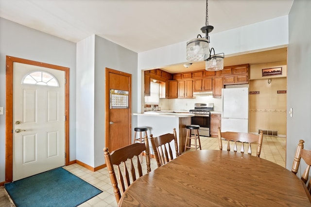 2981 Harrison St, Saginaw, MI 48604 - dining space featuring baseboards, visible vents, light tile patterned flooring, and plenty of natural light
