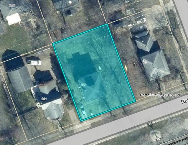 227 Railroad St, Chelsea, MI 48118 - map / location with property boundaries highlighted
