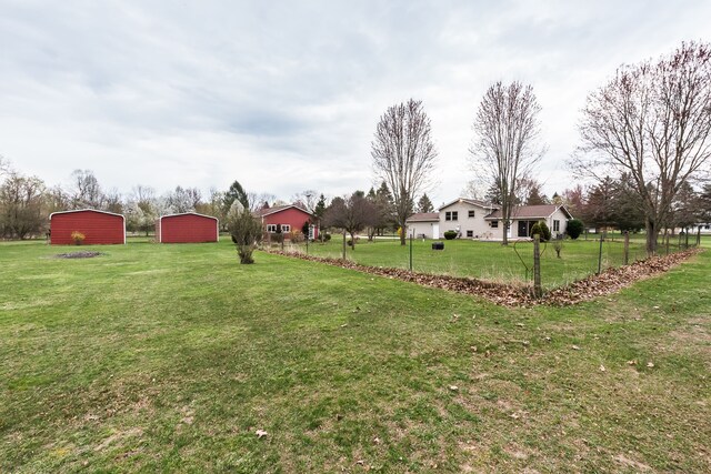 view of yard with an outbuilding