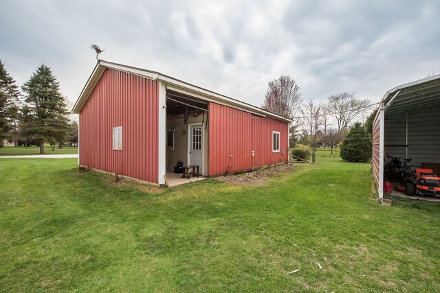 view of pole building featuring a lawn