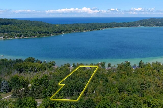 4537 E Duck Lake Rd, Lake Leelanau, MI 49653