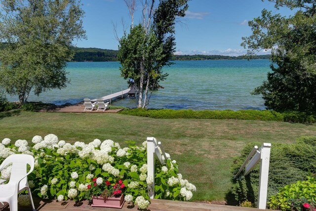 4537 E Duck Lake Rd, Lake Leelanau, MI 49653