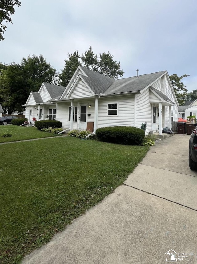 view of front of home featuring a front lawn