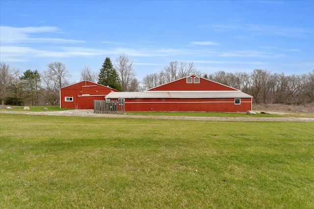 view of pole building featuring a yard