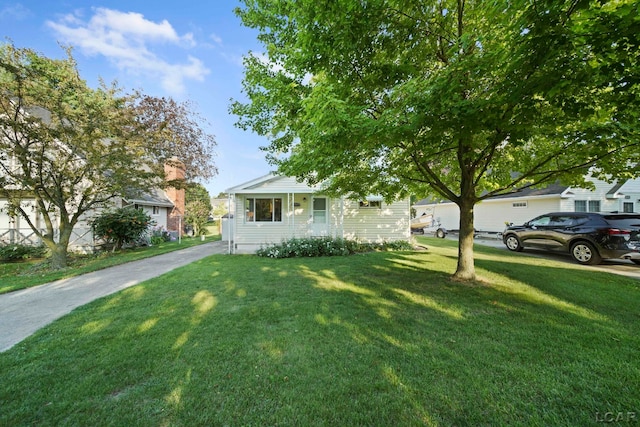 view of front facade with a front yard