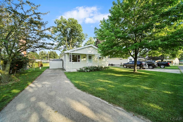 view of front facade with a front yard