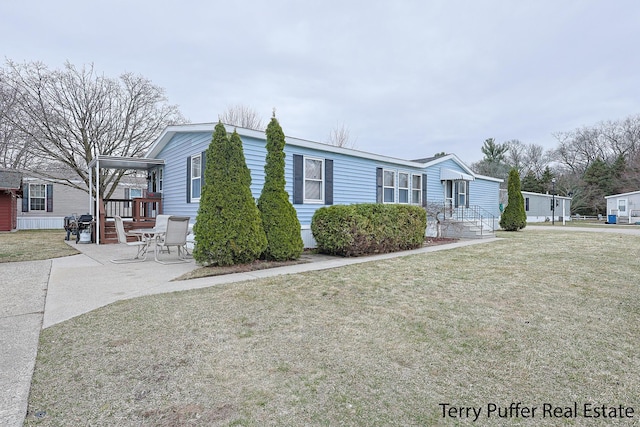 manufactured / mobile home with a front lawn