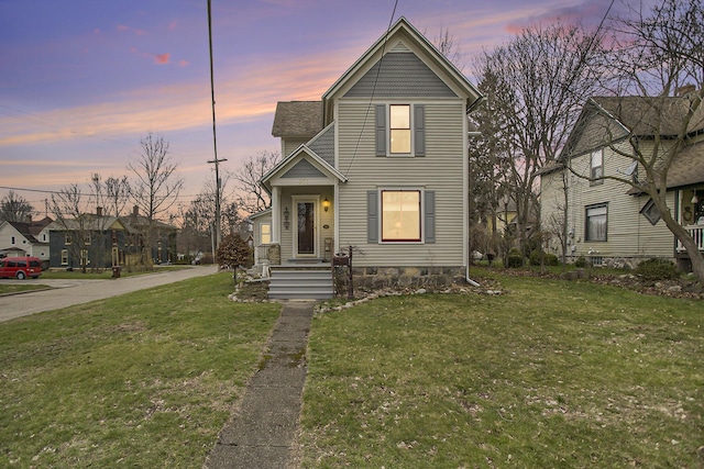 view of front of house featuring a front lawn