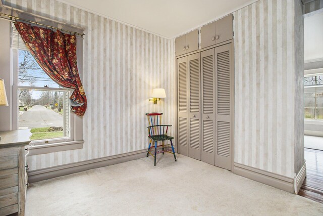 sitting room with plenty of natural light, wallpapered walls, and carpet
