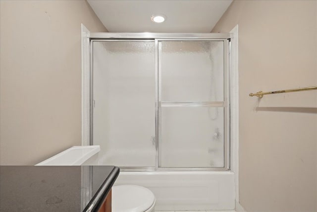 full bath with toilet and bath / shower combo with glass door