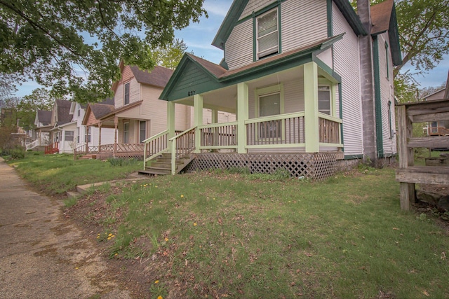 637 Prospect Ave NE, Grand Rapids, MI 49503 - victorian home with a porch and a front lawn