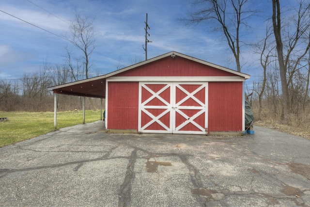 view of barn with driveway