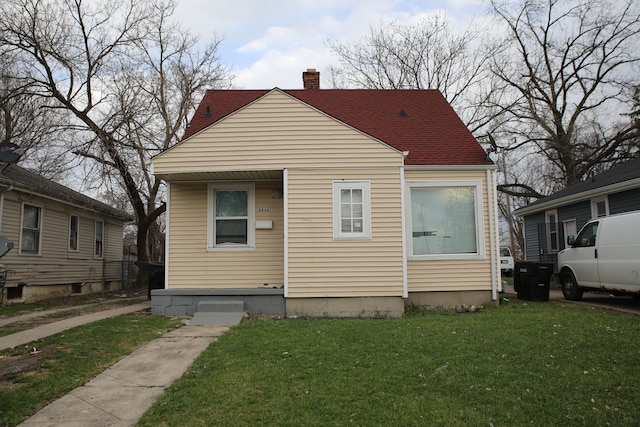 8848 Heyden St, Detroit, MI 48228 - bungalow-style home featuring a chimney and a front yard