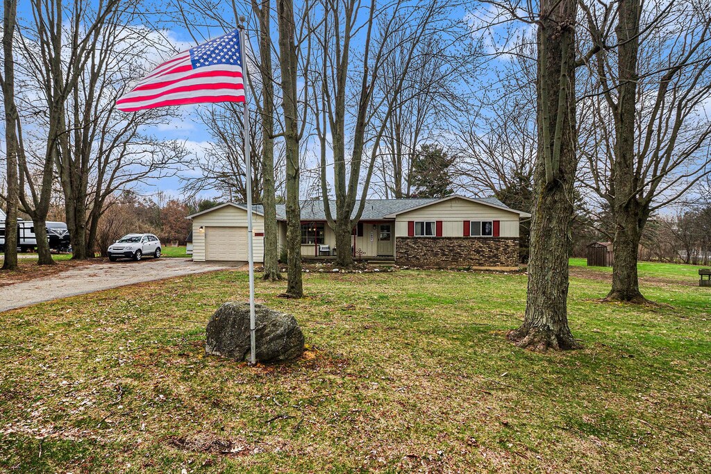 view of front facade with a front yard and driveway