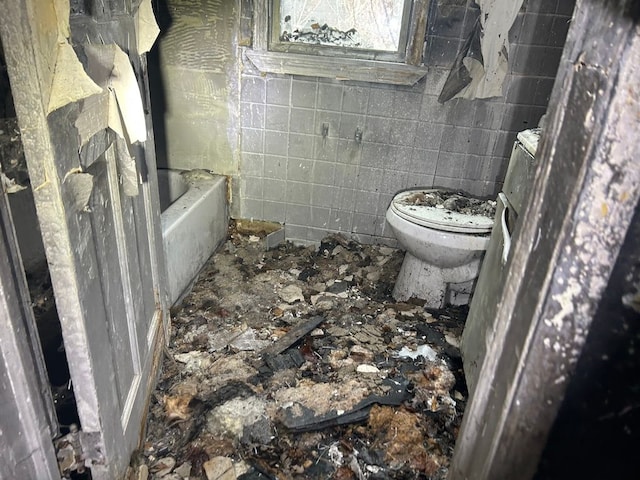 10880 Nottingham Rd, Detroit, MI 48224 - full bathroom featuring toilet and a bath