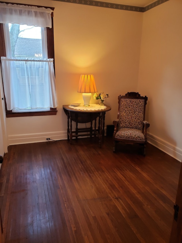 living area with dark wood-type flooring and baseboards