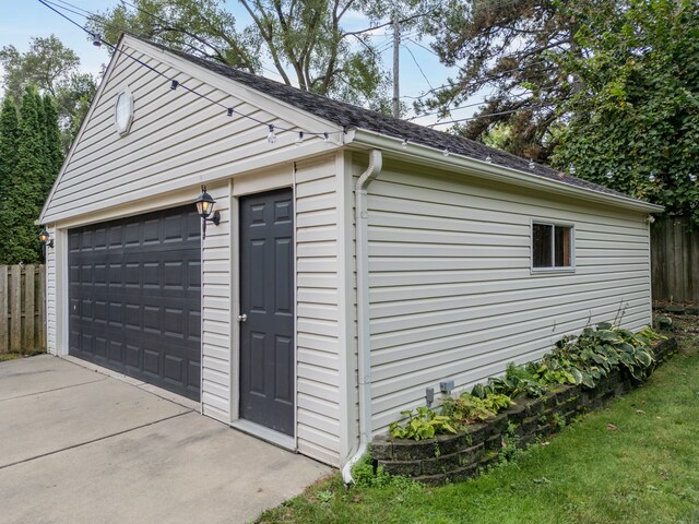 4423 Groveland Ave, Royal Oak, MI 48073 - detached garage with fence