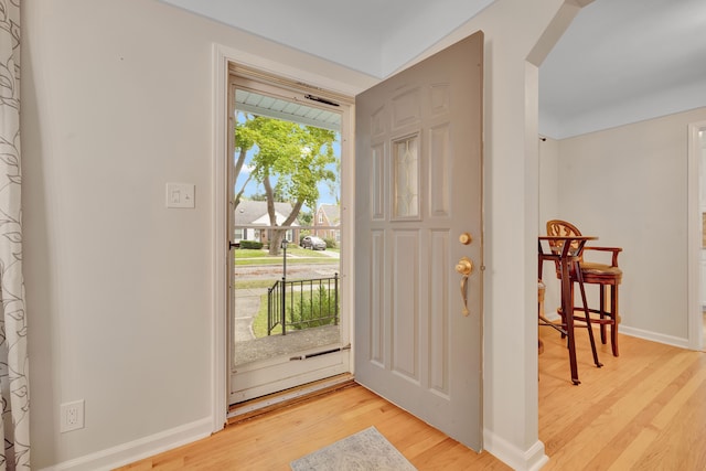 4423 Groveland Ave, Royal Oak, MI 48073 - entrance foyer featuring arched walkways, light wood-type flooring, and baseboards