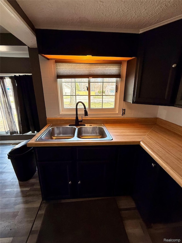 4725 Hickory Dr, Highland, MI 48356 - kitchen featuring light countertops and a textured ceiling