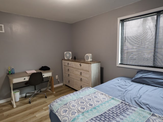 81 E Fairmount Ave, Pontiac, MI 48340 - bedroom featuring visible vents, baseboards, and light wood finished floors