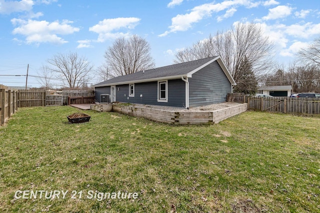 5024 Kencliff Dr, Saginaw, MI 48638 - rear view of property featuring a fenced backyard and a yard