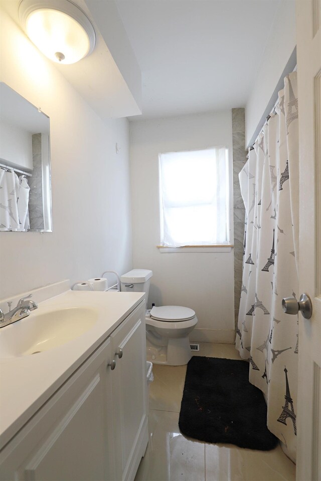 1406 Lincoln Ave, Flint, MI 48507 - full bathroom with toilet, vanity, and a shower with curtain
