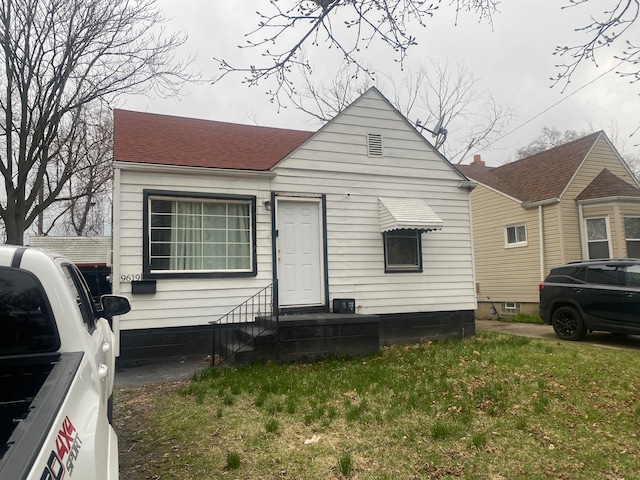 9619 Decatur St, Detroit, MI 48227 - bungalow featuring a shingled roof and a front yard