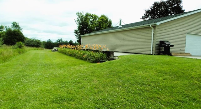 view of yard with a garage